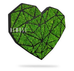 kus zelené trávy ve tvaru srdce se slovem bemos napsaným bílým písmem na bílém pozadí, mechová stěna, mechové dekorace, obraz z mechu, mechová zeď, mechovy obraz, dekorativní mech