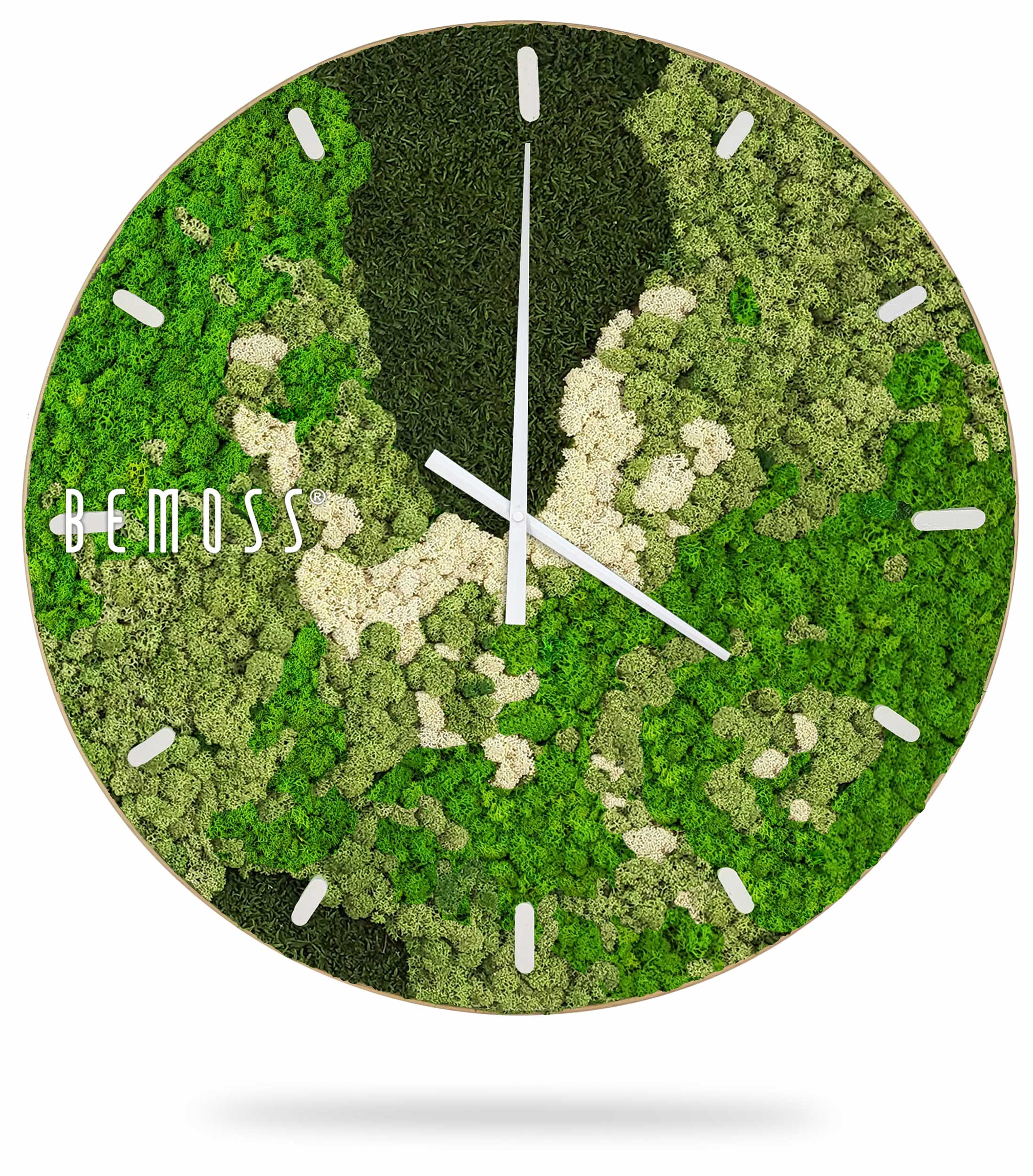 hodiny so zeleno-bielym dizajnom na ciferníku a ručičky a čísla na ciferníku, ekologické umenie , machovy obraz, stabilizovany mach, machová stena, machová dekorácia