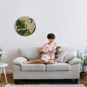 žena sediaca na gauči s knihou v rukách a hodinami na stene za ňou machovy obraz, stabilizovany mach, machová stena, machová dekorácia
