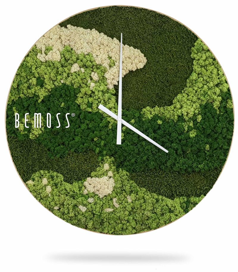 hodiny s povrchom pokrytým machom a nápisom bemoss na ciferníku bielymi písmenami, ekologické umenie , machovy obraz, stabilizovany mach, machová stena, machová dekorácia