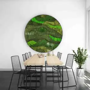 stôl so stoličkami a veľká zelená nástenná maľba v bielej miestnosti s oknom a rastlinou, environmentálne umenie , machovy obraz, stabilizovany mach, machová stena, machová dekorácia
