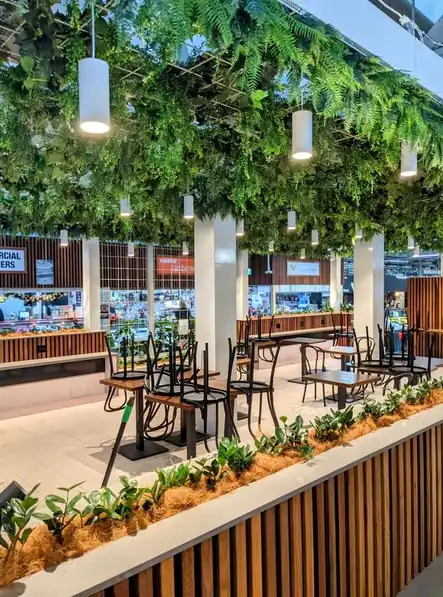 Umelá zelená stena na strope v reštaurácii