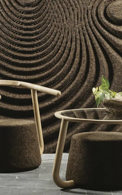 stolík s dvomi taburetkami a vázou na ňom pred stenou s vlnitým dizajnom machovy obraz, stabilizovany mach, machová stena, machová dekorácia
