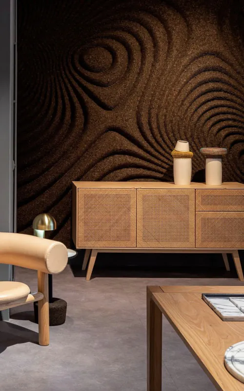 obývačka so stoličkou a stolom s vázou a stenou so vzorom machovy obraz, stabilizovany mach, machová stena, machová dekorácia