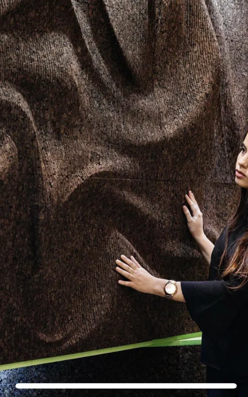 žena stojaca pred stenou s hodinami na boku a rukou natiahnutou k stene machovy obraz, stabilizovany mach, machová stena, machová dekorácia