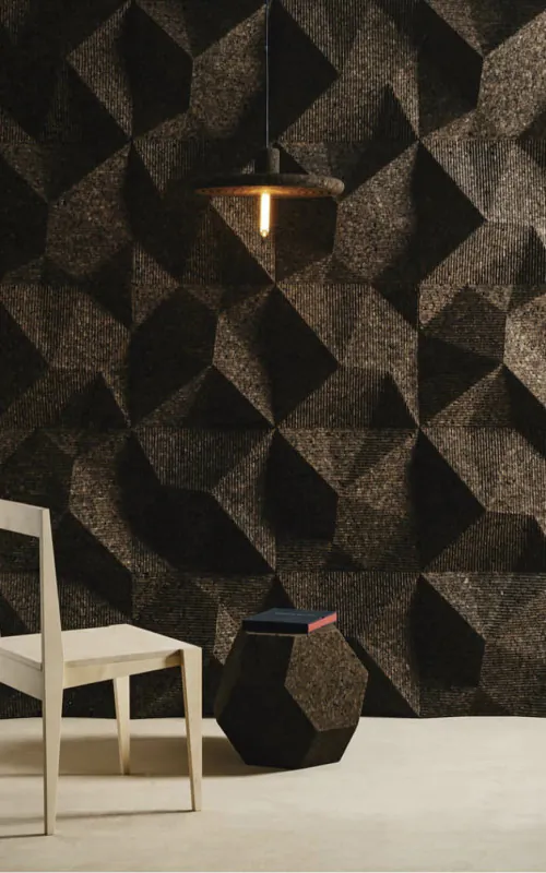 stolička a stôl pred stenou s geometrickým vzorom a nad ňou visiaca lampa machovy obraz, stabilizovany mach, machová stena, machová dekorácia