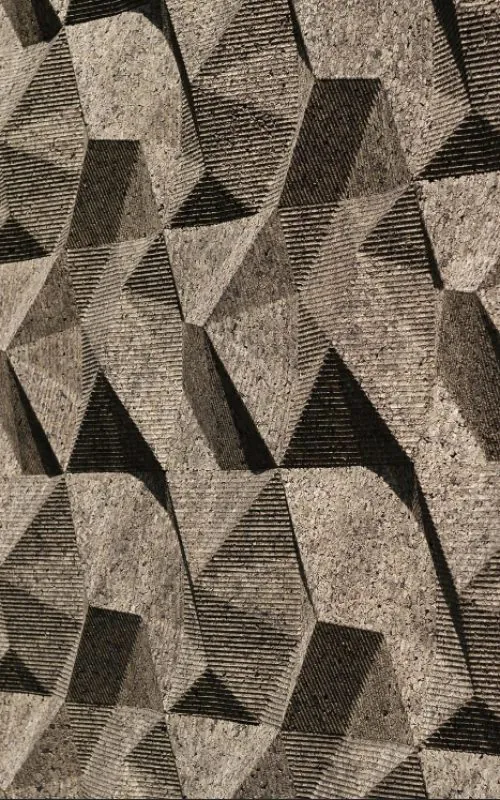 detailný záber budovy s hodinami na boku ciferníka a stenou so vzorom trojuholníkov machovy obraz, stabilizovany mach, machová stena, machová dekorácia