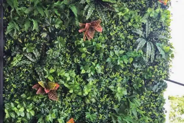 Umelá zelená stena pri vchode