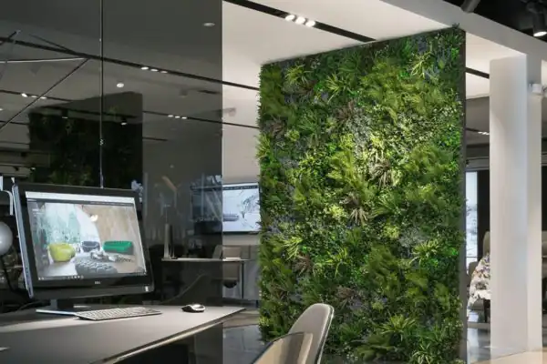 Umelá zelená stena v kancelárii