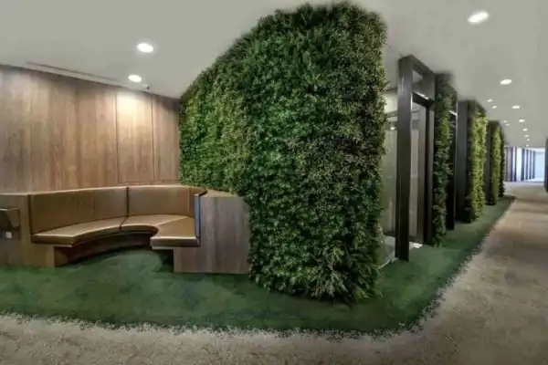 Umelá zelená stena v interiéri